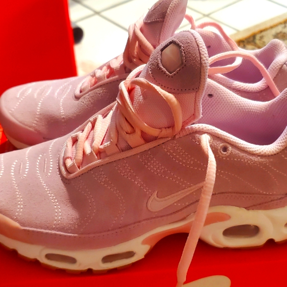 I'm a size 7 in these. Fits a size 5 in kids.They do not fit me!!